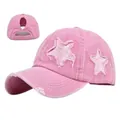 Dettaglio cappellino rosa invecchiato con stella glitterata e apertura per la coda di cavallo - 54-59CM / Rosa