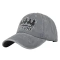 Detalle de gorra de béisbol de algodón gris lavado con silueta de jinetes y bordado Welcome - Ajustable / Gris