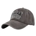 Detalle de gorra vintage gris lavado con bordado de jinetes y texto Welcome bordado - Ajustable / Café