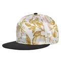 Detalle de la gorra snapback de satén blanco con elegante patrón floral dorado y visera - Ajustable 54-59cm / Floral Vintage Borde Oro Blanco