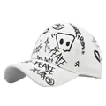 Gorra blanca con grafiti negros y texto Peace de estilo hip hop y ropa de calle - Blanco