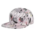 Nahaufnahme der pinkfarbenen Satin-Hip-Hop-Mütze mit Blumenmuster und flachem Schirm - Einstellbar 54-59 / Rosa Satin Schwarz-Weißer Abstrakter Zweigstil