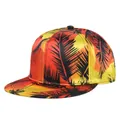 Detail eines tropischen Palmen-Sonnenuntergang-Drucks auf einer Satin-Snapback-Kappe - Einstellbar 54-59 / Orange-Roter Farbverlauf Schwarzer Palmen-Silhouette Stil