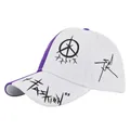 Detail der weiß-violetten Baseballkappe mit schwarzem Graffiti Fashion-Aufdruck und Schirm - Violett und Weiß