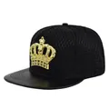 Dettaglio dell'emblema della corona dorata su cappello trucker nero con visiera in pelle - Regolabile / Nero