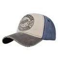 Vista de detalle de gorra de béisbol vintage con visera desgastada y parche biker - Ajustable 54-59cm / café