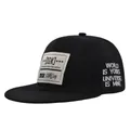 Nahaufnahme des DGK-Markenflickens und der Seitenstickerei auf einer schwarzen Snapback - Patch 3D Stickerei Stil / Schwarz