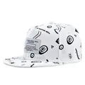 Detail der weißen Snapback-Cap mit schwarzem Geo-Print und gewebtem Markenetikett - Weiß All-over-Print Graffiti-Stil / Weiß