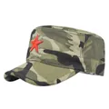 Dettaglio di un cappello militare mimetico con una stella rossa ricamata in rilievo - Regolabile / Mimetico Stella Rossa