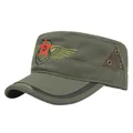 Detail einer Militärmütze mit roter Sternstickerei und seitlichen Belüftungsöffnungen - Verstellbar / Armeegrün Flügel Abzeichen