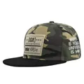 Camo-Snapback-Hut mit Route 66-Stickerei und DGK-Patch auf flachem schwarzem Rand - Dschungel-Tarnpatch-Stil / Camouflage