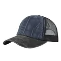 Dettaglio del cappello trucker in denim lavato vintage con pannelli blu navy e rete - Regolabile / Blu navy