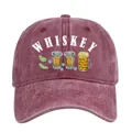 Detail der burgunderroten Baseballkappe mit weißem WHISKEY-Aufdruck und Illustrationen - Burgunderrot