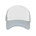 Detalle de gorra trucker bicolor con panel frontal blanco y malla trasera gris transpirable - Ajustable / Gris y Blanco