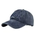 Detail der weißen 3D NEW YORK Stickerei auf der gewaschenen blauen Baseballkappe - Verstellbar / Marineblau