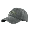 Detailansicht der dunkelgrauen Vintage-Baseballkappe mit grüner New York Stickerei - Verstellbar / Armeegrün