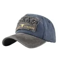 Detail der Vintage TEXAS Stickerei auf gewaschener Baumwollkappe mit Distressed-Struktur - Kaffee Und Marineblau