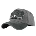 Dettaglio del ricamo TEXAS e logo longhorn su un cappellino da baseball grigio lavato - Verde Militare e Grigio
