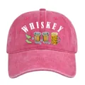 Detail der fuchsiafarbenen Vintage-Baseballkappe mit Whiskey-Text und Getränke-Illustration - Fuchsia