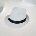 Détail d'un chapeau fedora en paille blanche avec texture tressée et ruban noir élégant - Kids (54-56cm) / Blanc