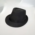 Gros plan d'un chapeau de paille noir avec texture tissée serrée et ruban en satin - Kids (54-56cm) / Noir