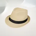 Détail rapproché de la texture du chapeau de paille avec ruban noir et tissage fin - Kids (54-56cm) / Beige