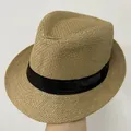 Détail d'un chapeau de paille léger avec ruban noir et texture tressée fine - Kids (54-56cm) / Café Clair