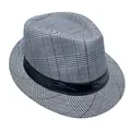 Detail van een klassieke fedora hoed met pied-de-poule patroon en zwart satijnen lint - M (56-58cm) / Zwart Wit Rood Ruitje
