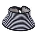 Makro-Detail des schwarz-weiß gestreiften Webmusters eines Damen-Sonnenschutz-Visors - Erwachsene / Weiß Und Schwarz Gestreift