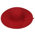 Vue détaillée du chapeau en feutre rouge à larges bords avec ruban noué sur fond blanc - Circonférence du chapeau 56-58cm / Adulte / Rouge
