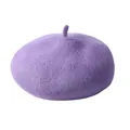 Gros plan du béret en laine violette montrant la texture lisse et le détail typique du haut - Circonférence 50-52cm / Violet Taro