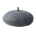 Gros plan d'un béret en laine gris foncé montrant la texture et le détail du haut - Circonférence 50-52cm / Gris Chiné Foncé