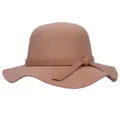 Detailopname van een camel vilten hoed met brede rand en een elegante decoratieve strik - Hoedomtrek 52cm / Kinderen / Khaki