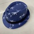 Σκούρο μπλε ψάθινο καπέλο fedora με λευκά σχέδια φοίνικα και μαύρη διακοσμητική κορδέλα - Μέγεθος Ενηλίκων M (56-58cm) / Ναυτικό Μπλε Κοκοφοίνικας