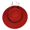 Detalle de sombrero de lana roja con banda de cuero negro y remaches de estrellas - M (56-58cm) / Rojo Ladrillo