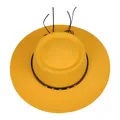 Primer plano de sombrero de lana amarillo con banda de cuero negro y tachuelas de estrella - M (56-58cm) / Amarillo tierno