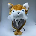 Dettaglio del cappello a lupo in peluche con pelliccia morbida e pompon decorativi - Husky Marrone