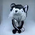Dettaglio del cappello di peluche a forma di husky con paraorecchie in pelliccia - Husky Nero