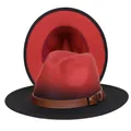 Λεπτομέρεια καπέλου fedora με κόκκινο-μαύρο ντεγκραντέ, επίπεδο γείσο και δερμάτινη αγκράφα - M (56-58cm) / Σκούρο Κόκκινο και Μαύρο