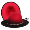 Nahaufnahme des rot-schwarzen Wollfilzhutes mit Goldkette und schwarzer Quaste - M / Rot + Schwarz