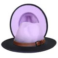 Vue détaillée du chapeau fedora bicolore avec calotte violette et boucle en cuir marron - M (56-58cm) / Violet Clair + Noir