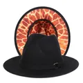 Λεπτομέρεια μαύρου καπέλου Fedora με επένδυση καμηλοπάρδαλης και χρυσή αγκράφα - M (56-58cm) / Εξωτερικό Μαύρο Καφέ Επένδυση Καμηλοπάρδαλης