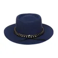Canotier tissé bleu marine à bord plat avec une chaîne dorée élégante pour femmes - M (56-58cm) / Bleu marine