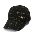 Berretto da baseball in tweed nero con motivo a quadri dorati e logo M in metallo - Regolabile / Nero