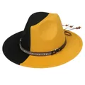 Vue détaillée du chapeau fedora bicolore avec bande tissée et décorations en perles de bois - Noir et Jaune Divisé (155-E)