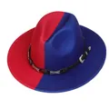 Détail d'un chapeau fedora bicolore en laine avec bande en cuir noir et étoiles argentées - M (56-58cm) / Style Décor Étoile en Métal / Rouge & Bleu