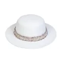 Weiße Wollfilzhut mit flacher Krone, Perlenbesatz und eleganter Spitzenborte - M (56-58cm) / Weiß