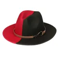 Détail d'un chapeau fedora en feutre rouge et noir avec sangle en cuir marron et boucle métal - M (56-58cm) / Style Boucle Fer à Cheval / Vert armée