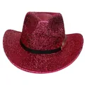 Détail du chapeau de cowboy magenta scintillant avec ruban noir et boucle plume dorée - Style à dessus bosselé / Rose rouge