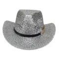Détail d'un chapeau de cowboy argenté pailleté avec ruban cuir et plume dorée - Style à dessus bosselé / Argent